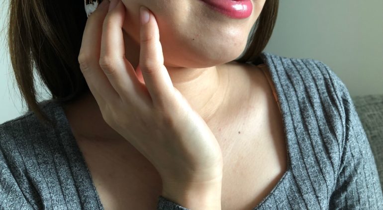 首のシワって結構目立つって知ってた 年齢が隠せず一気に老けて見える原因に アフマリ 結婚後のお悩み解決メディア